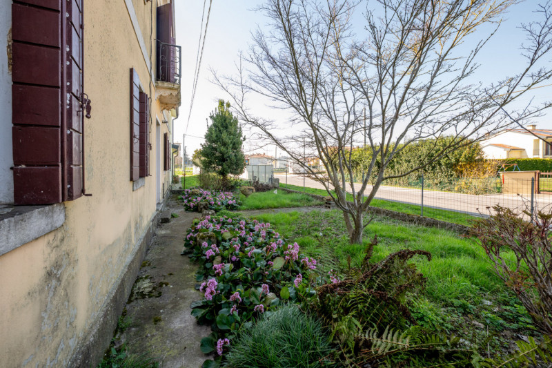 Siamo a due passi dal centro di San Pietro Viminario, lungo quella via Roma-strada principale che...