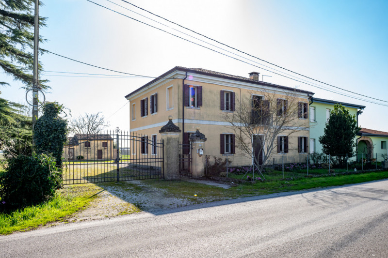 Siamo a due passi dal centro di San Pietro Viminario, lungo quella via Roma-strada principale che...