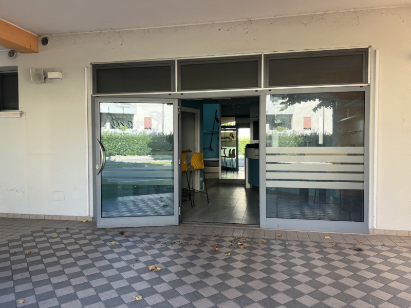 In pieno centro a Due Carrare, lungo la via principale ad alta visibilità, proponiamo negozio com...