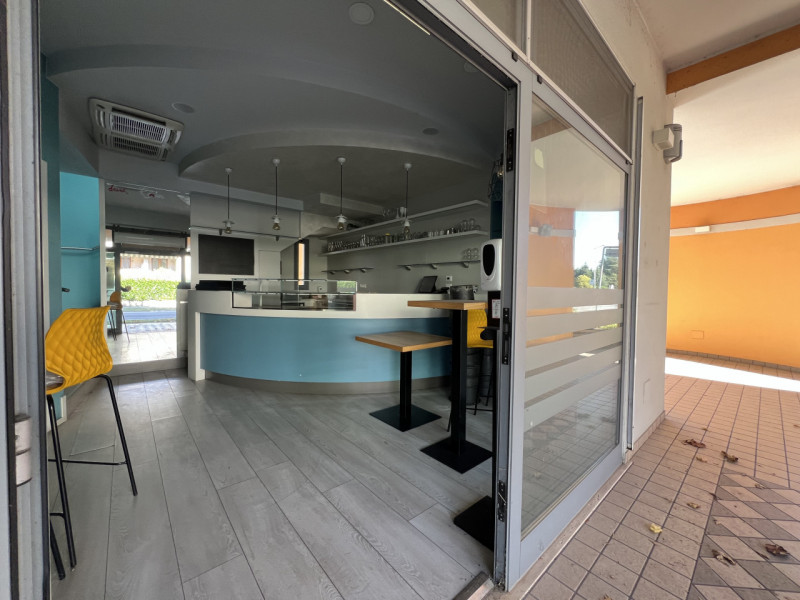 In pieno centro a Due Carrare, lungo la via principale ad alta visibilità, proponiamo negozio com...