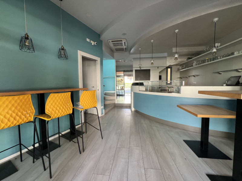 In pieno centro a Due Carrare, lungo la via principale ad alta visibilità, proponiamo negozio com...