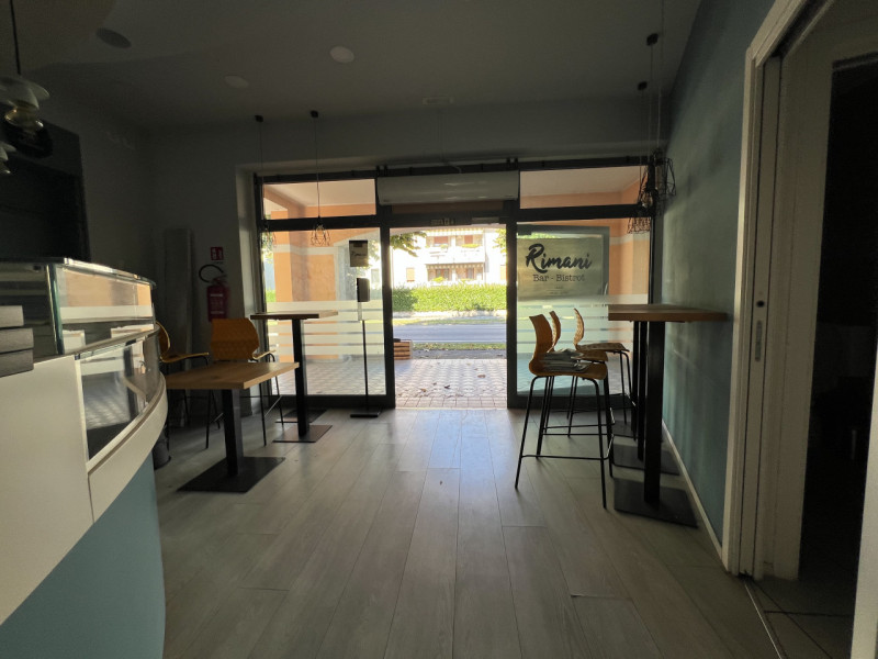 In pieno centro a Due Carrare, lungo la via principale ad alta visibilità, proponiamo negozio com...