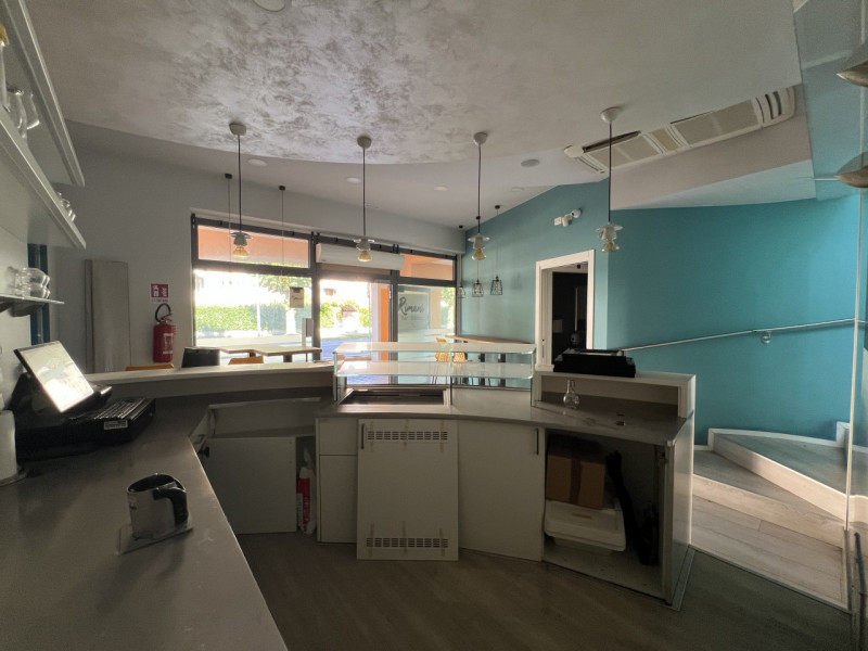 In pieno centro a Due Carrare, lungo la via principale ad alta visibilità, proponiamo negozio com...