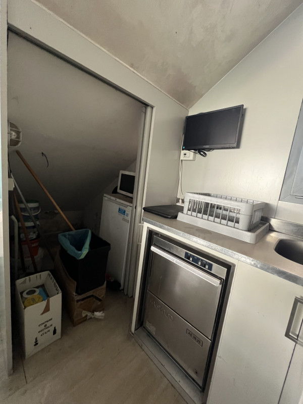 In pieno centro a Due Carrare, lungo la via principale ad alta visibilità, proponiamo negozio com...