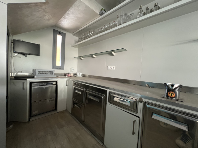 In pieno centro a Due Carrare, lungo la via principale ad alta visibilità, proponiamo negozio com...