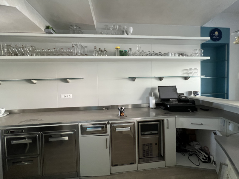 In pieno centro a Due Carrare, lungo la via principale ad alta visibilità, proponiamo negozio com...