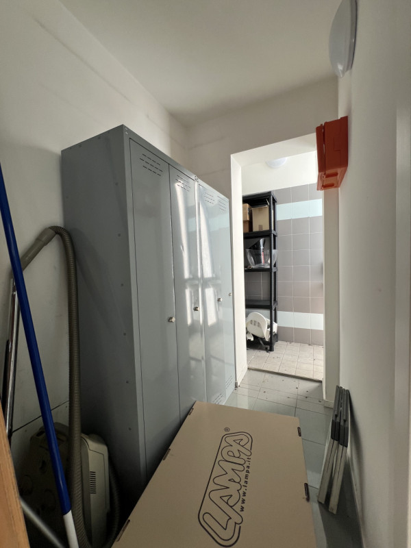 In pieno centro a Due Carrare, lungo la via principale ad alta visibilità, proponiamo negozio com...