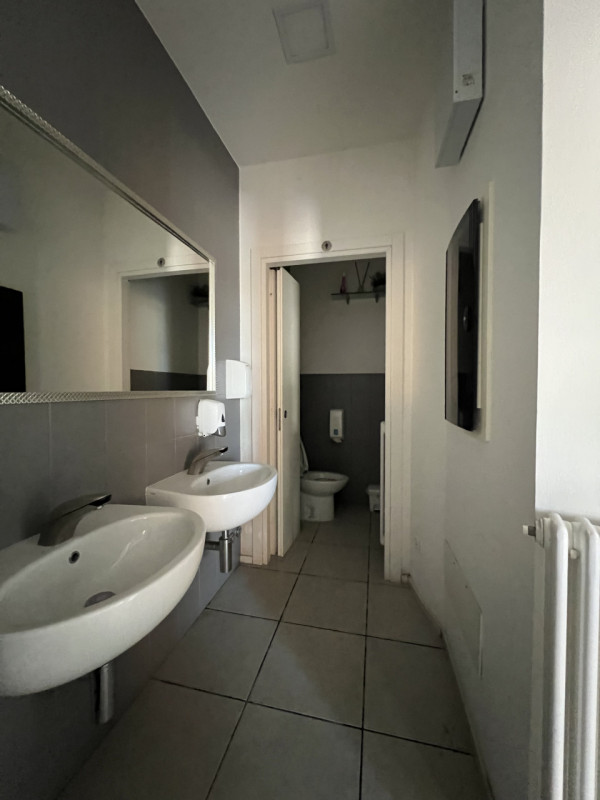 In pieno centro a Due Carrare, lungo la via principale ad alta visibilità, proponiamo negozio com...