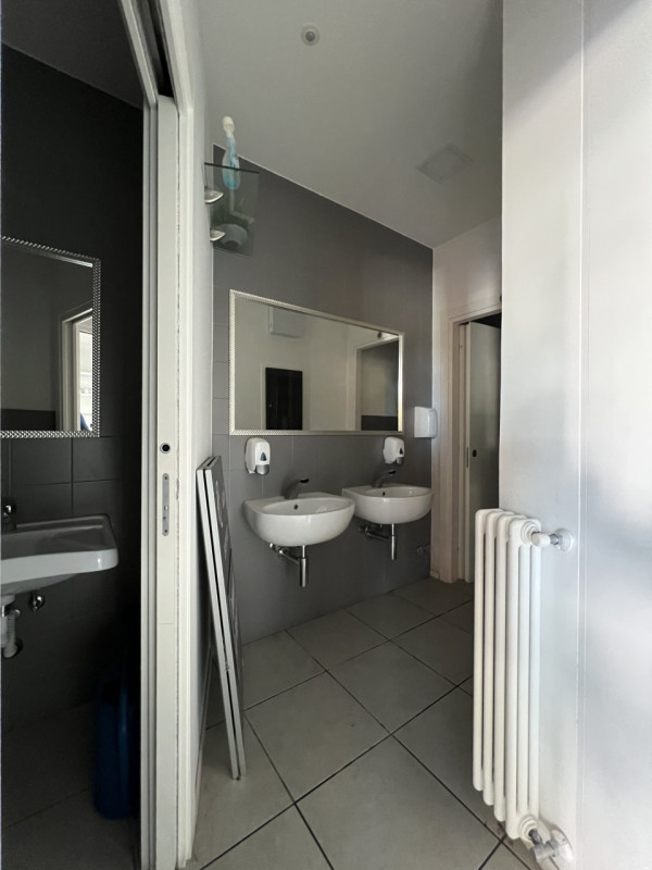 In pieno centro a Due Carrare, lungo la via principale ad alta visibilità, proponiamo negozio com...