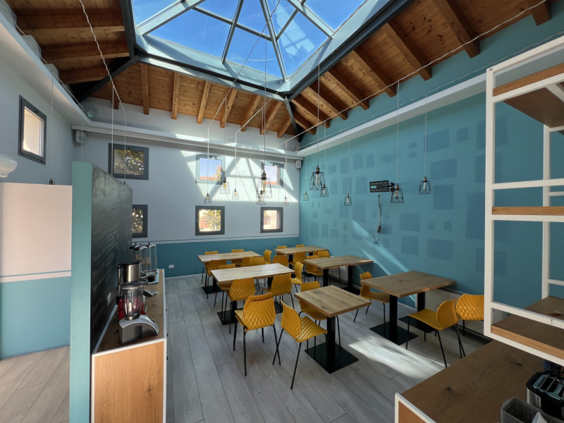 In pieno centro a Due Carrare, lungo la via principale ad alta visibilità, proponiamo negozio com...