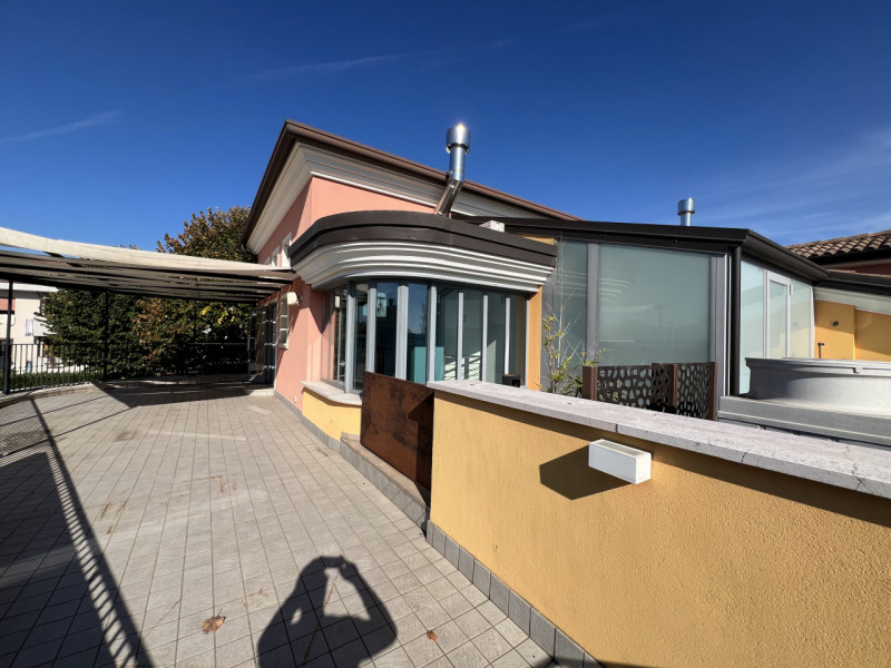 In pieno centro a Due Carrare, lungo la via principale ad alta visibilità, proponiamo negozio com...