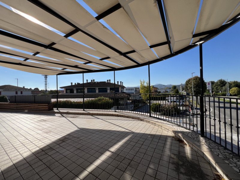 In pieno centro a Due Carrare, lungo la via principale ad alta visibilità, proponiamo negozio com...