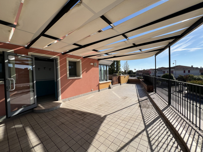 In pieno centro a Due Carrare, lungo la via principale ad alta visibilità, proponiamo negozio com...