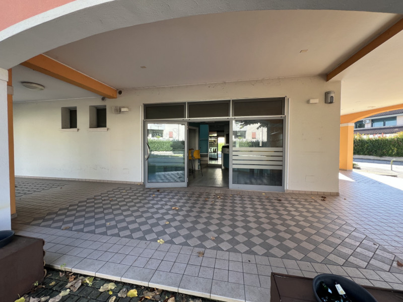 In pieno centro a Due Carrare, lungo la via principale ad alta visibilità, proponiamo negozio com...