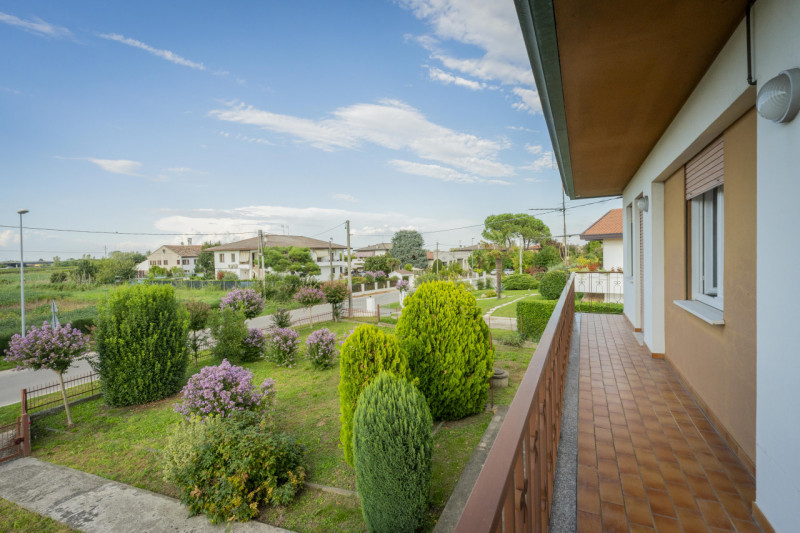 Nel cuore di Due Carrare, questa splendida casa singola di circa 200 mq rappresenta la combinazio...