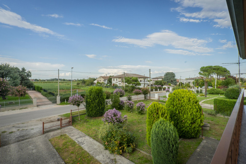 Nel cuore di Due Carrare, questa splendida casa singola di circa 200 mq rappresenta la combinazio...