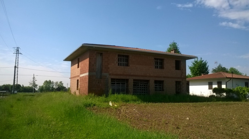 Scopri questa casa singola situata nel tranquillo comune di Tezze sul Brenta, zona Belvedere. Con...