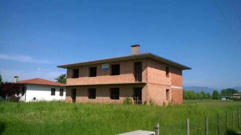 Scopri questa casa singola situata nel tranquillo comune di Tezze sul Brenta, zona Belvedere. Con...