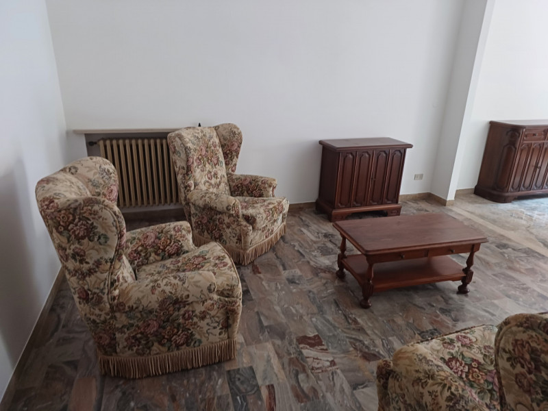 Trecenta Affitto Appartamento più di 5 locali