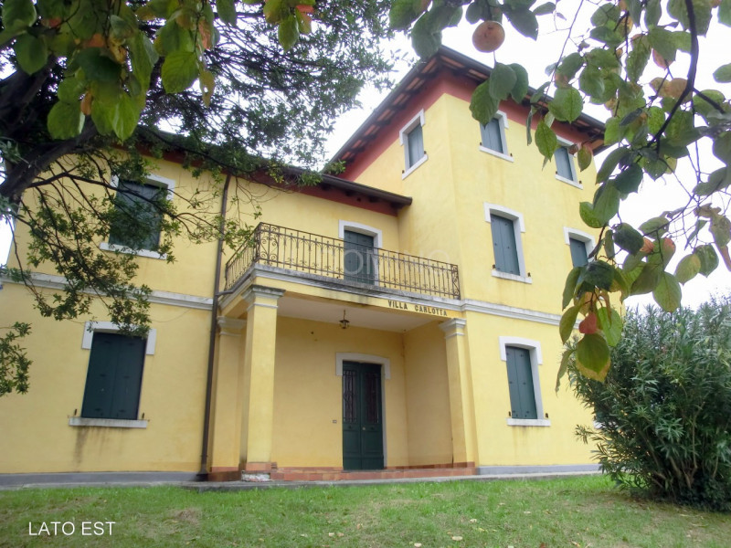 Rosazzo (Udine), Villa Liberty di inizio 1900, sviluppata su 3 livelli: piano terra di 150 mq.; p...