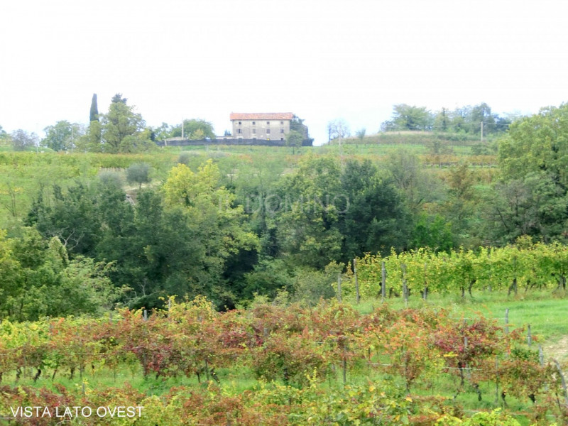 Rosazzo (Udine), Villa Liberty di inizio 1900, sviluppata su 3 livelli: piano terra di 150 mq.; p...