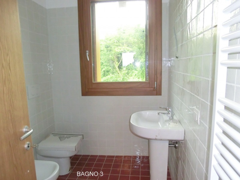 Manzano, località Rosazzo, casa singola di complessivi 860 mq. calpestabili, distribuita su 3 liv...