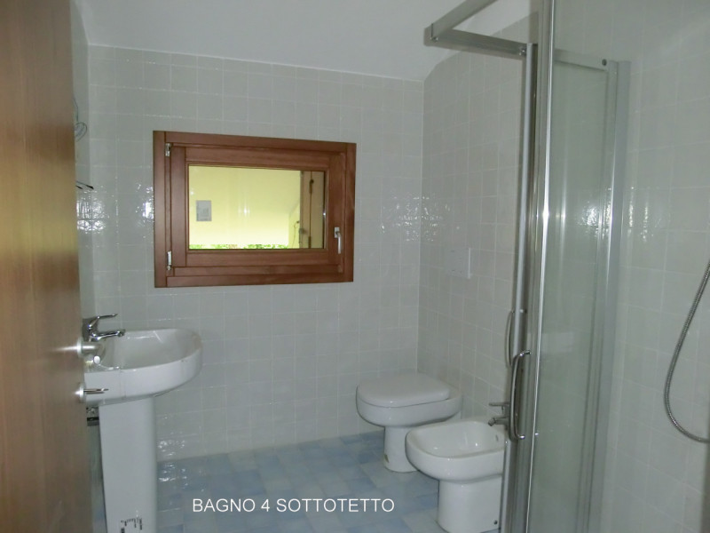 Manzano, località Rosazzo, casa singola di complessivi 860 mq. calpestabili, distribuita su 3 liv...