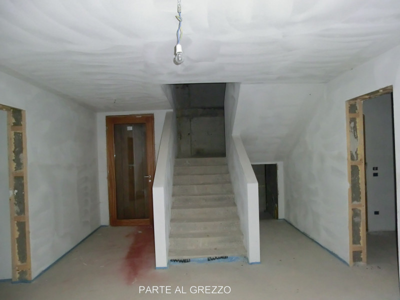 Manzano, località Rosazzo, casa singola di complessivi 860 mq. calpestabili, distribuita su 3 liv...