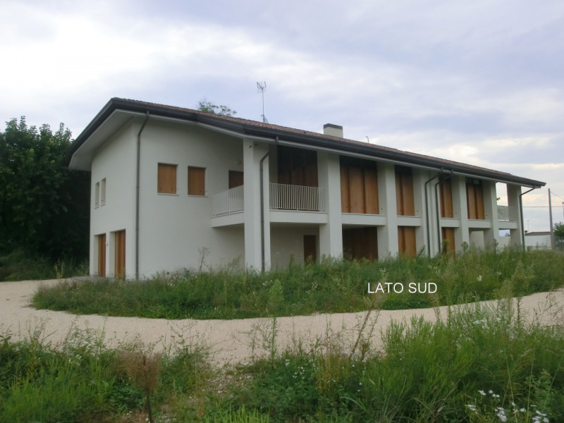 Manzano, località Rosazzo, casa singola di complessivi 860 mq. calpestabili, distribuita su 3 liv...