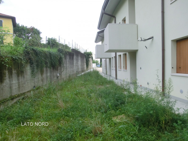 Manzano, località Rosazzo, casa singola di complessivi 860 mq. calpestabili, distribuita su 3 liv...