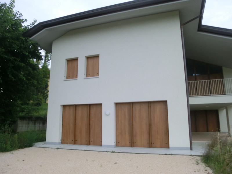 Manzano, località Rosazzo, casa singola di complessivi 860 mq. calpestabili, distribuita su 3 liv...