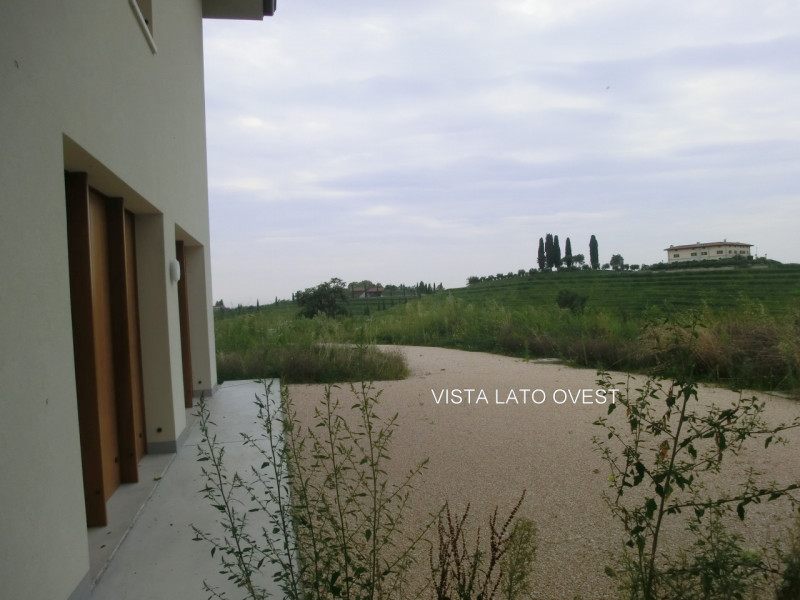 Manzano, località Rosazzo, casa singola di complessivi 860 mq. calpestabili, distribuita su 3 liv...