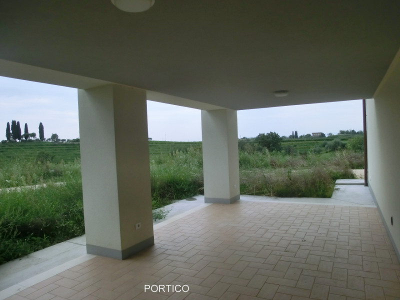 Manzano, località Rosazzo, casa singola di complessivi 860 mq. calpestabili, distribuita su 3 liv...