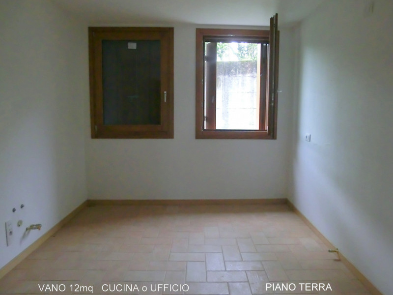 Manzano, località Rosazzo, casa singola di complessivi 860 mq. calpestabili, distribuita su 3 liv...