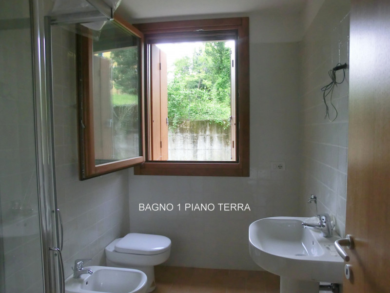 Manzano, località Rosazzo, casa singola di complessivi 860 mq. calpestabili, distribuita su 3 liv...