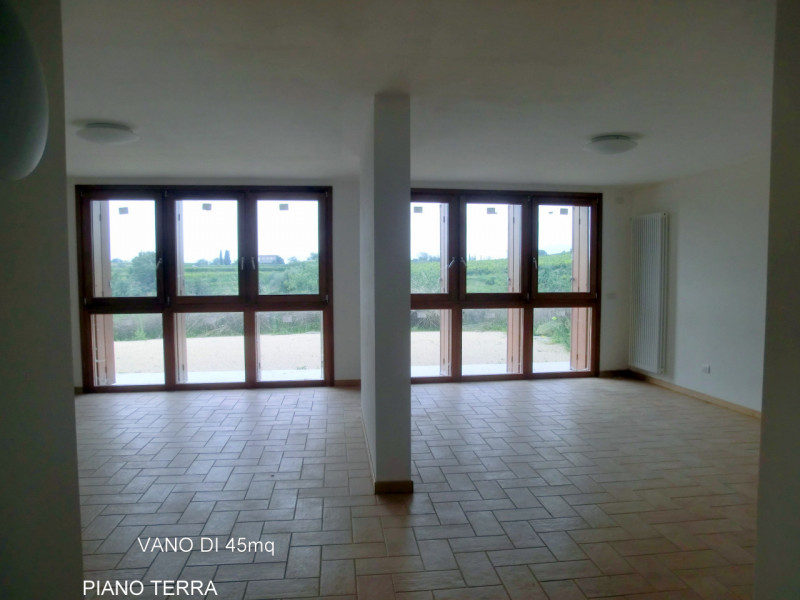 Manzano, località Rosazzo, casa singola di complessivi 860 mq. calpestabili, distribuita su 3 liv...