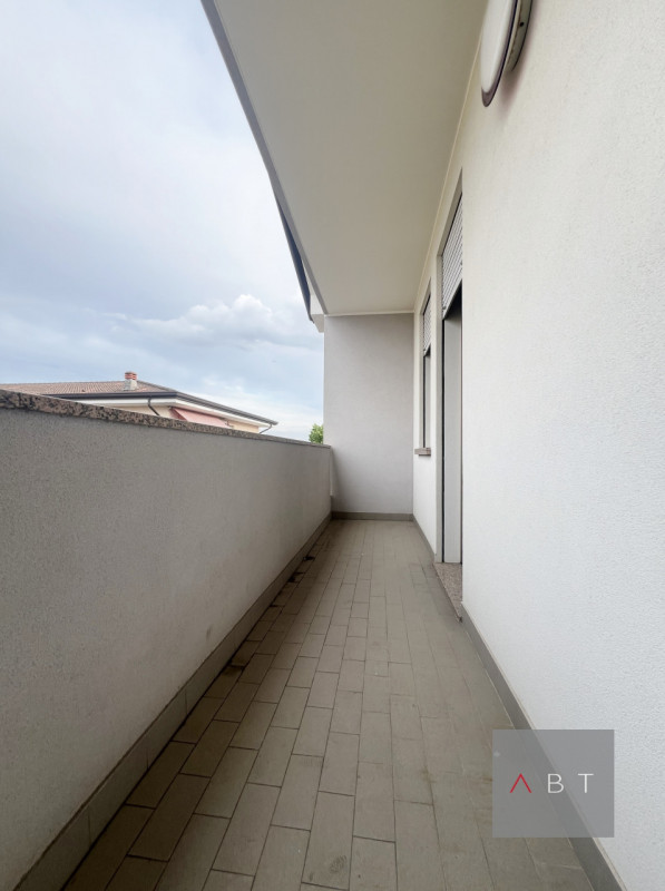 Situato nella frazione di Arsego, appartamento al piano secondo e composto di: soggiorno con ango...