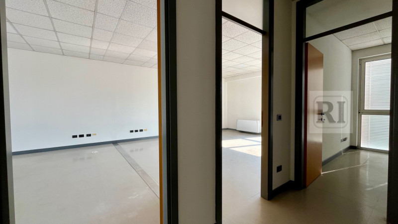 LIMENA - su centro direzionale e commerciale disponibile luminoso ufficio di 150mq al primo piano...