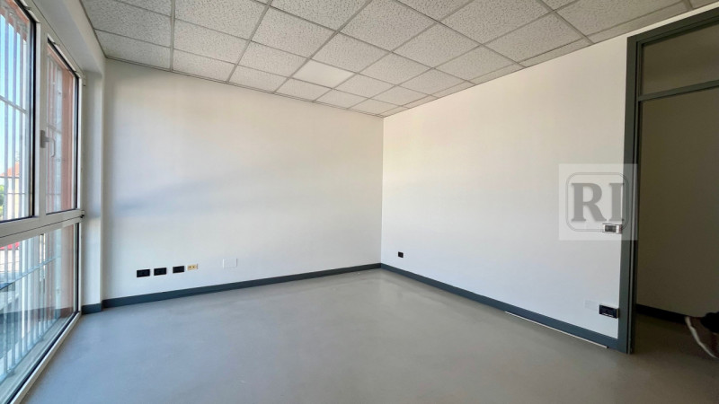 LIMENA - su centro direzionale e commerciale disponibile luminoso ufficio di 150mq al primo piano...