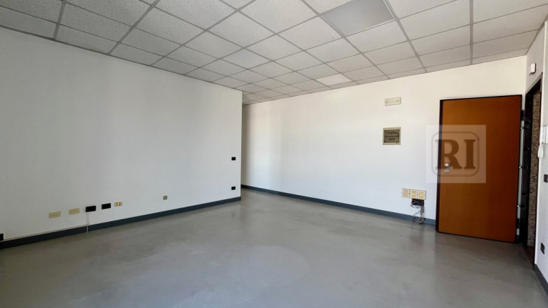 LIMENA - su centro direzionale e commerciale disponibile luminoso ufficio di 150mq al primo piano...