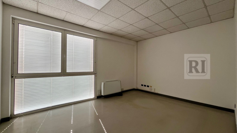 LIMENA - su centro direzionale e commerciale disponibile luminoso ufficio di 150mq al primo piano...