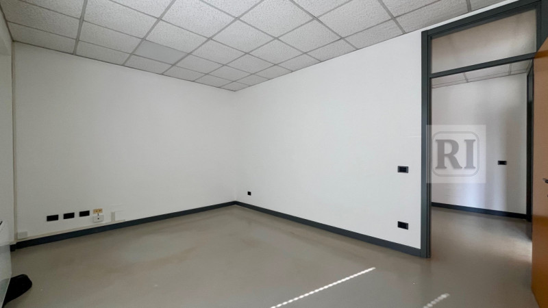 LIMENA - su centro direzionale e commerciale disponibile luminoso ufficio di 150mq al primo piano...