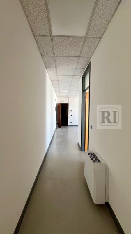 LIMENA - su centro direzionale e commerciale disponibile luminoso ufficio di 150mq al primo piano...