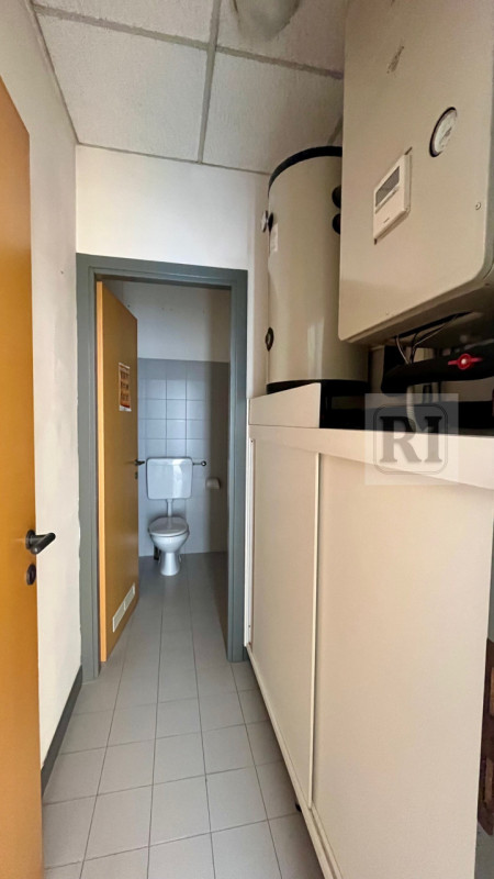 LIMENA - su centro direzionale e commerciale disponibile luminoso ufficio di 150mq al primo piano...