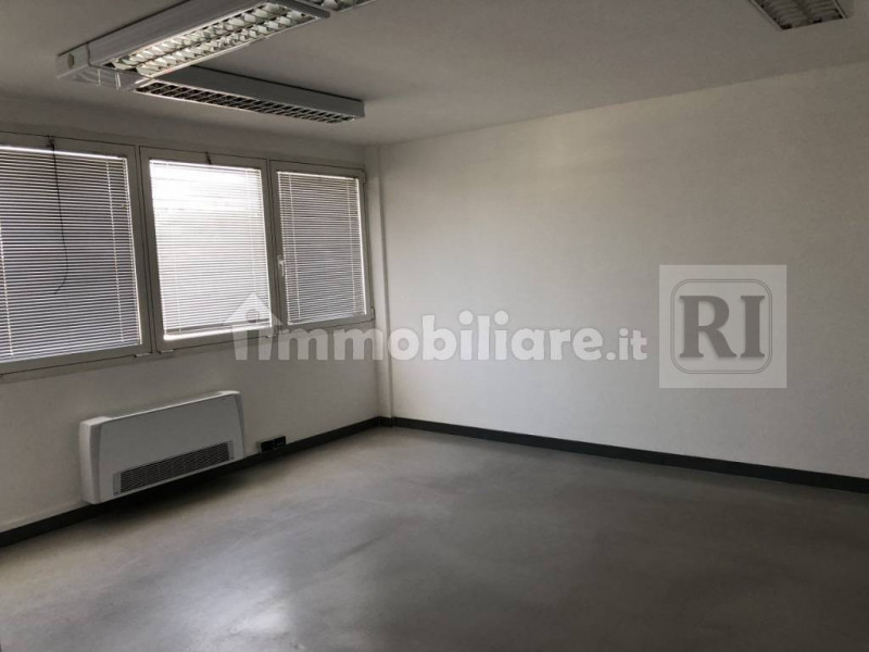 LIMENA - su centro direzionale e commerciale disponibile luminoso ufficio di 150mq al primo piano...