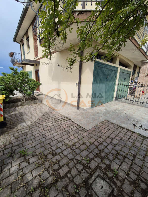 SONO RICHIESTE REFERENZE E CONTRATTO DI LAVORO A TEMPO INDETERMINATO.
SI PREGA DI INVIARE UNA EMA...