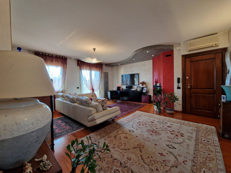 Situato in una posizione tranquillissima del quartiere San Bellino, questo splendido appartamento...