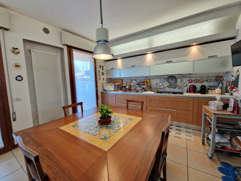 Situato in una posizione tranquillissima del quartiere San Bellino, questo splendido appartamento...