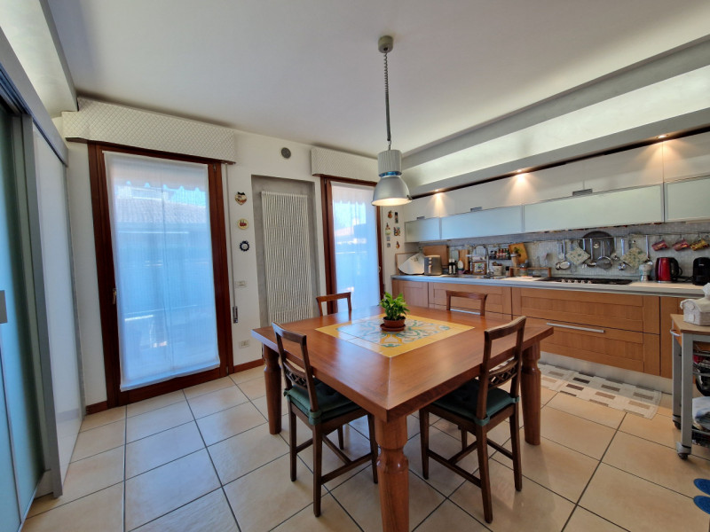 Situato in una posizione tranquillissima del quartiere San Bellino, questo splendido appartamento...