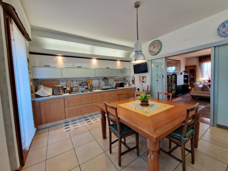 Situato in una posizione tranquillissima del quartiere San Bellino, questo splendido appartamento...